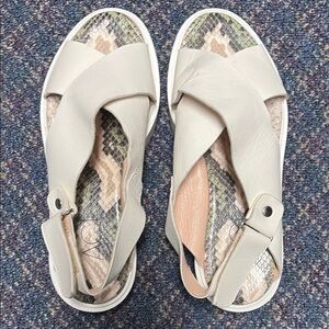 Preloved Agl Cream Sandals with Cross-Strap Design size 38